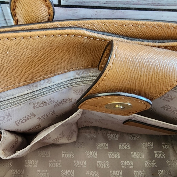 MK Michael Kors Kellen MD satchel. Brown signature color, used/ excellent condt - Picture 10 of 16